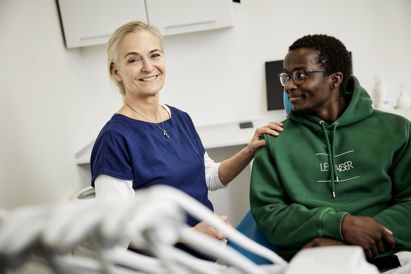 Behandler og pasient i klinikken hos Tandlægerne Vorting.