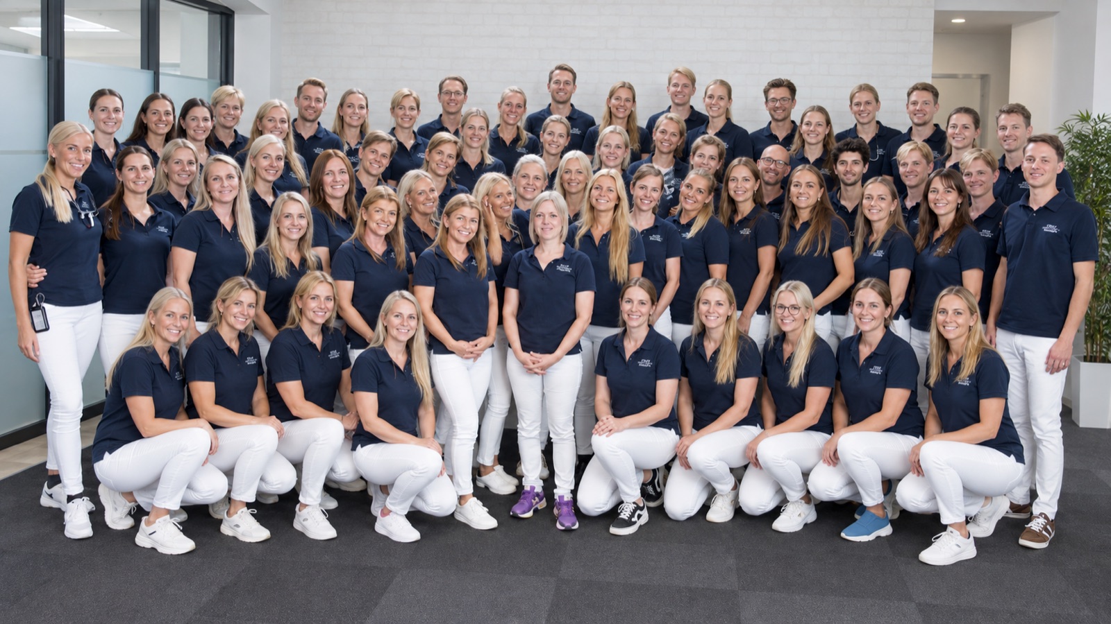 Tandbros team samlet i klinikken.