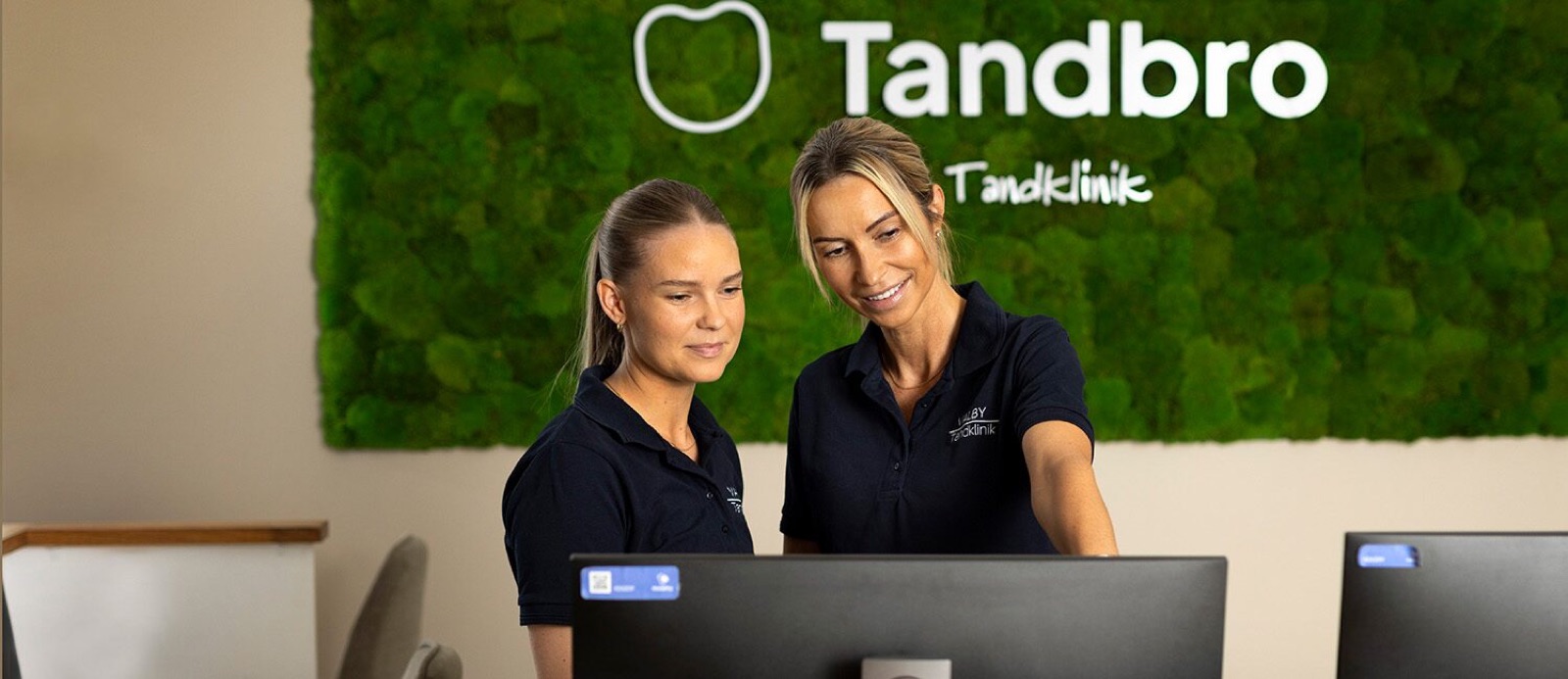 Resepsjon med Tandbro-skilt hos Valby Tandklinik.